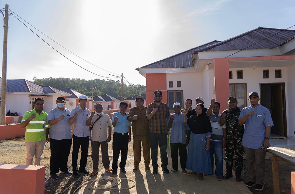 Bupati bersama warga di permukiman baru Bupati bersama warga di permukiman baru
